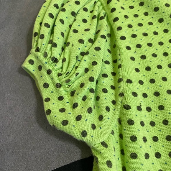 Adorable lime green crop top with little black polka dots -size: XL - Picture 4 of 6